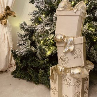 Grande Figurine Cadeaux Empilés